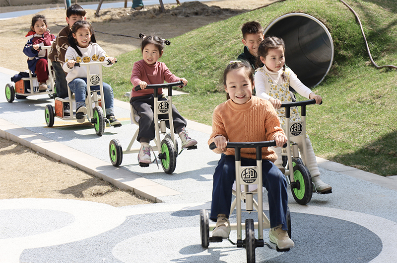 孩子们在园内骑行嬉戏