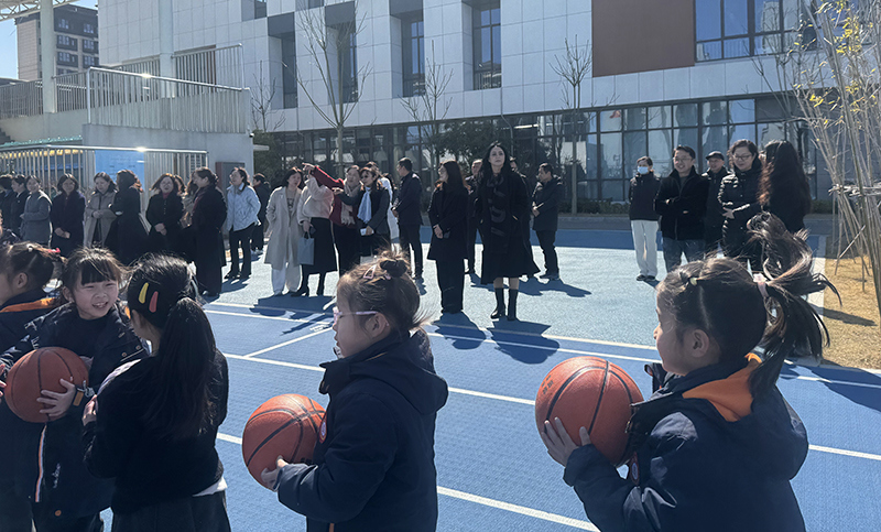 全体督学现场观摩城东小学济川校区大课间特色活动