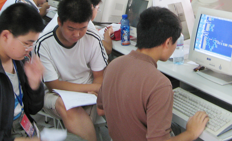 编程社团的同学们在探讨程序