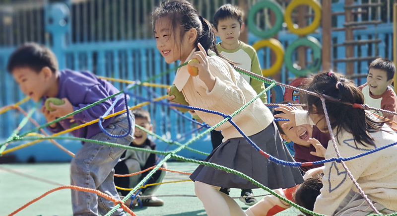 老师组织孩子们自主游戏，释放天性