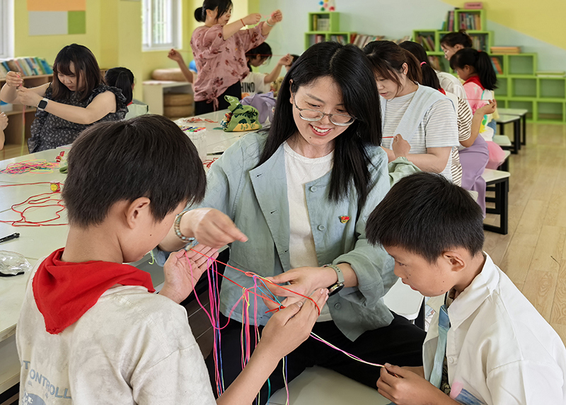 “教师妈妈”和留守儿童一起编织“鸭蛋袋”