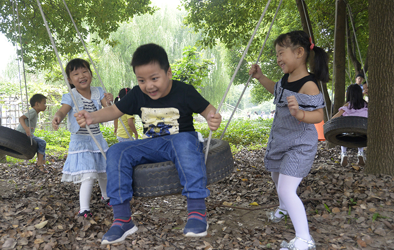 孩子们在快乐嬉戏