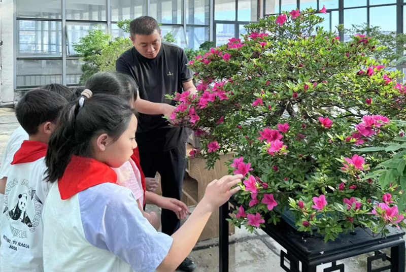 城东小学的孩子们参观花卉产业园